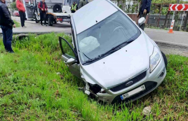 ДТП на Мукачівщині: Одна з автівок опинилася у кюветі (ФОТО)
