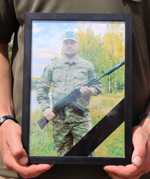 На Хмельниччині фанати УПЦ МП кричали "ганьба" родичам загиблого воїна (ВІДЕО)