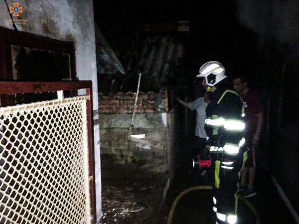  Вночі на Берегівщині вогонь охопив надвірну споруду літнього чоловіка 