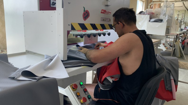На релокованому підприємстві у Мукачеві шиють одяг для надзвичайників та Міноборони (ФОТО, ВІДЕО)