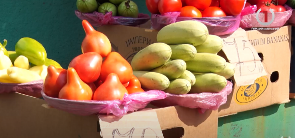  Ціна не знижується, проте попит є: скільки вартують сезонні овочі на ринках Мукачева (ВІДЕО) 