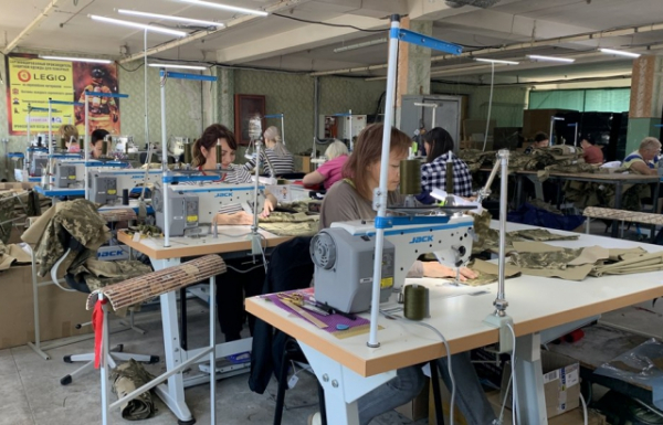 На релокованому підприємстві у Мукачеві шиють одяг для надзвичайників та Міноборони (ФОТО, ВІДЕО)