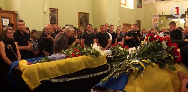 Прощання із захисниками: в Мукачеві провели в останню путь Михайла Ільтьо та Олександра Свиду (ВІДЕО) Прощання із захисниками: в Мукачеві провели в останню путь Михайла Ільтьо та Олександра Свиду (ВІДЕО)