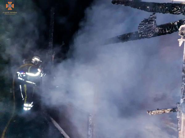  Вночі на Берегівщині вогонь охопив надвірну споруду літнього чоловіка 