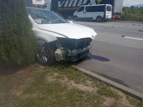  У Мукачеві зіштовхнулися два автомобілі: на дорозі затори (ФОТО, ВІДЕО) 