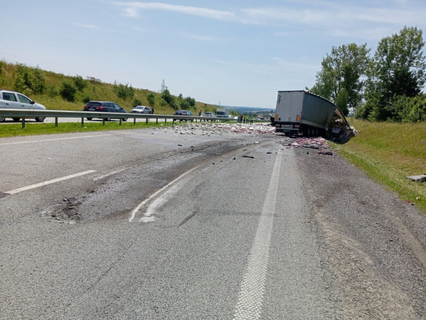  На трасі &laquo;Київ-Чоп&raquo; в результаті зіткнення двох вантажівок постраждали двоє закарпатців 