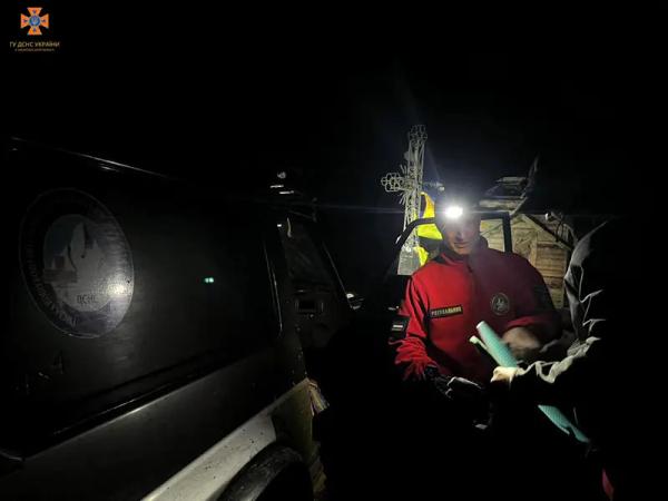  Вечері на Закарпатті гірські рятувальники допомогли двом малолітнім туристкам, яким стало зле на горі 