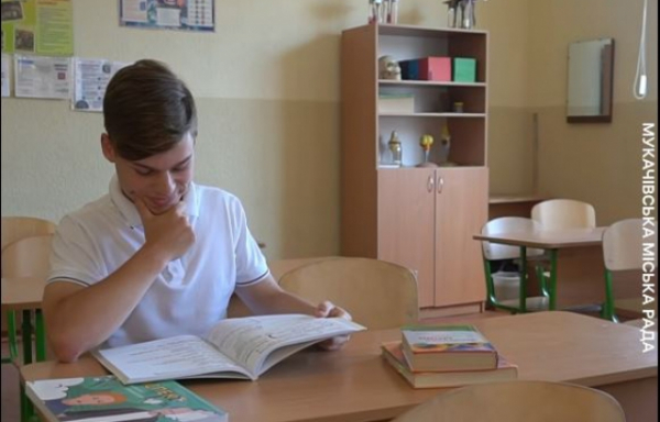 Мукачівець, який набрав 200 балів з трьох предметів: ночами не сидів, просто вчився 11 років (ВІДЕО) Мукачівець, який набрав 200 балів з трьох предметів: ночами не сидів, просто вчився 11 років (ВІДЕО)