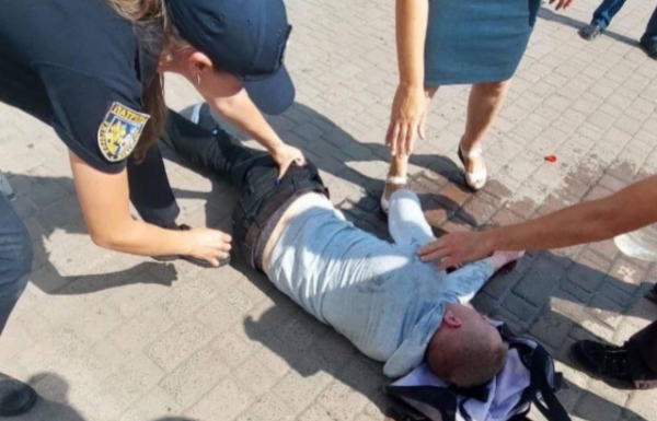 Патрульні допомогли чоловіку, якому стало зле на пероні в Мукачеві (ФОТО)