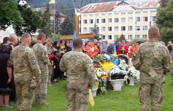  На Закарпатті провели в останню путь захисника України Володимира Рубця 