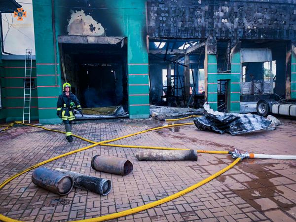  4 одиниці техніки та 12 рятувальників приборкували масштабну пожежу на підприємстві у Тячеві 