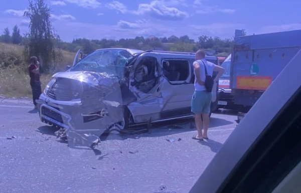 На місці події працюють медики та поліція: на Мукачівщині трапилася ДТП (ВІДЕО) На місці події працюють медики та поліція: на Мукачівщині трапилася ДТП (ВІДЕО)