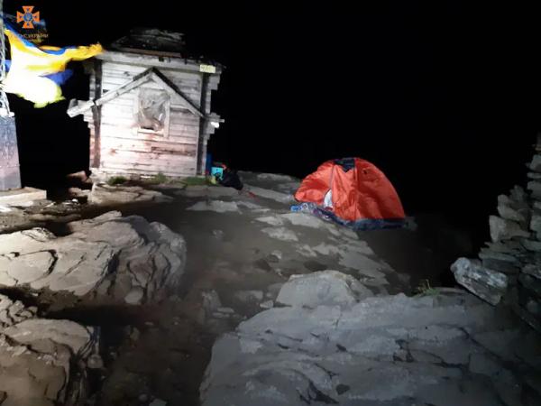 Вечері на Закарпатті гірські рятувальники допомогли двом малолітнім туристкам, яким стало зле на горі 