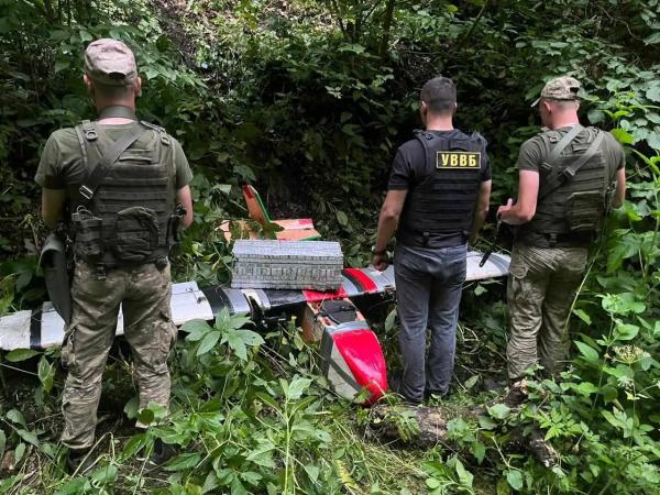 На Закарпатті прикордонники виявили безпілотник та контрабандні сигарети На Закарпатті прикордонники виявили безпілотник та контрабандні сигарети