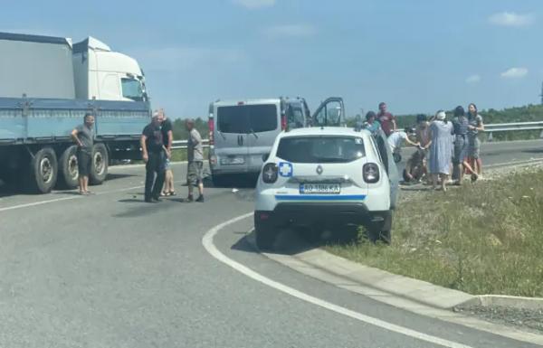 На місці події працюють медики та поліція: на Мукачівщині трапилася ДТП (ВІДЕО) На місці події працюють медики та поліція: на Мукачівщині трапилася ДТП (ВІДЕО)