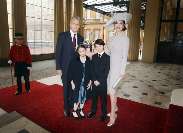 «Почуваються як удома»: Зета-Джонс повеселила архівним відео з Дугласом та їхніми дітьми у Букінгемському палаці