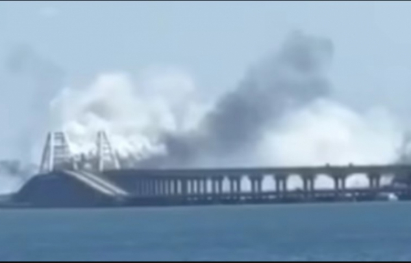 Кримський міст у диму, окупанти кажуть про ППО
