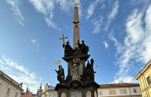 Удар блискавки значно пошкодив відому пам'ятку Праги - 300-річний "чумний стовп" (ФОТО)