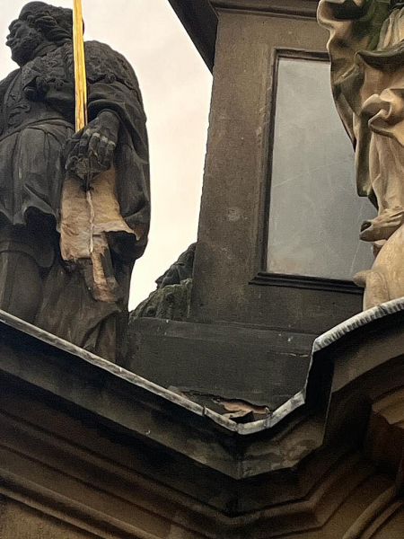 Удар блискавки значно пошкодив відому пам'ятку Праги - 300-річний "чумний стовп" (ФОТО)