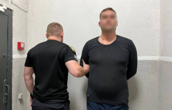 В Мукачеві львів'янин обікрав підлітка на 10 тисяч В Мукачеві львів'янин обікрав підлітка на 10 тисяч