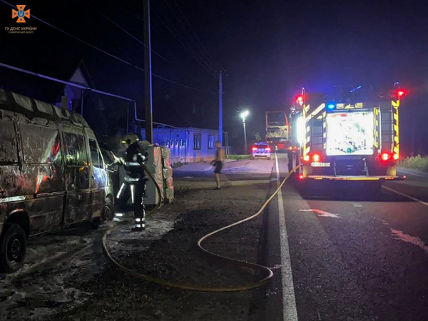  Вночі на Мукачівщині у селі несподівано загорівся Mercedes: автівка згоріла 