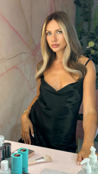 Леся Нікітюк у вечірній сукні на тонких бретелях "попрощалася з блондом"
