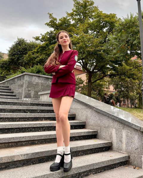 "Сексі-форма": Соловій у мініспідниці дещо нагадала дітям і батькам "Сексі-форма": Соловій у мініспідниці дещо нагадала дітям і батькам