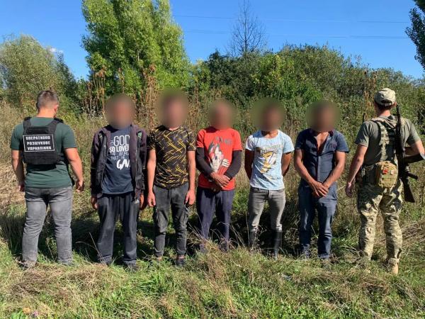  27 чоловіків, які намагалися порушити кордон затримали прикордонники на Закарпатті 