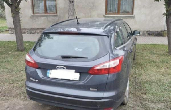 В Мукачеві покарали чергових водіїв, які припаркувалися на зеленій зоні