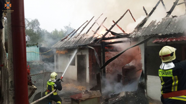  Зранку на Ужгородщині вогонь охопив надвірну споруду, що об’єднувала літню кухню, комору і хлів 