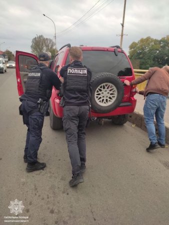  В Ужгороді ТОРівці допомогли громадянину відштовхати несправну автівку на узбіччя 