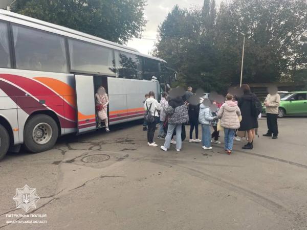  Допомогли продовжити маршрут: патрульні супроводили автобус в Ужгороді 