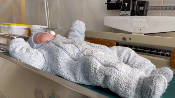 Лікарі розповіли про немовля, яке залишила мати, у "вікні життя" Закарпатської обласної дитячої лікарні