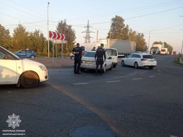  Партульні Мукачева допомогли водію відштовхати несправну автівку на узбіччя 
