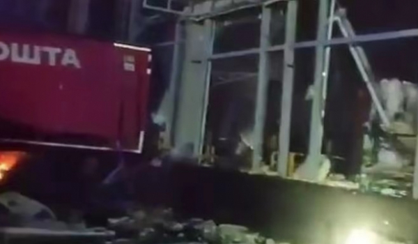 Російські окупанти вдарили по терміналу "Нової пошти" на Харківщині: Є загиблі та поранені