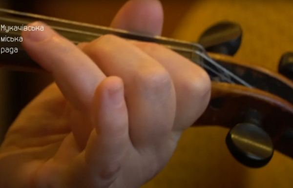 Музична династія: мукачівка понад 25 років навчає дітей грі на скрипці (ФОТО, ВІДЕО)