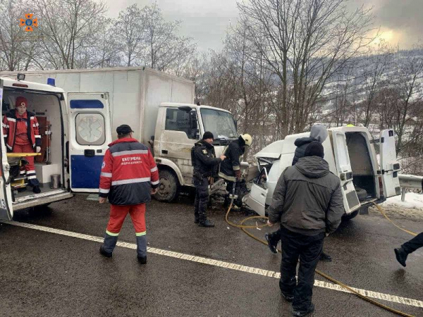  На Рахівщині водія після аварії деблоковували з понівеченого авто 
