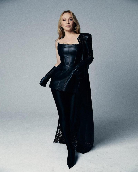 Джанабаєва спробувала чорний дрес-код у стилі Сімейки Аддамсів
