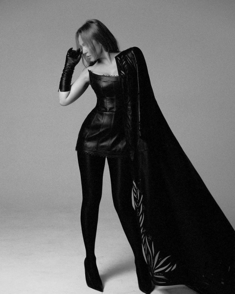 Джанабаєва спробувала чорний дрес-код у стилі Сімейки Аддамсів