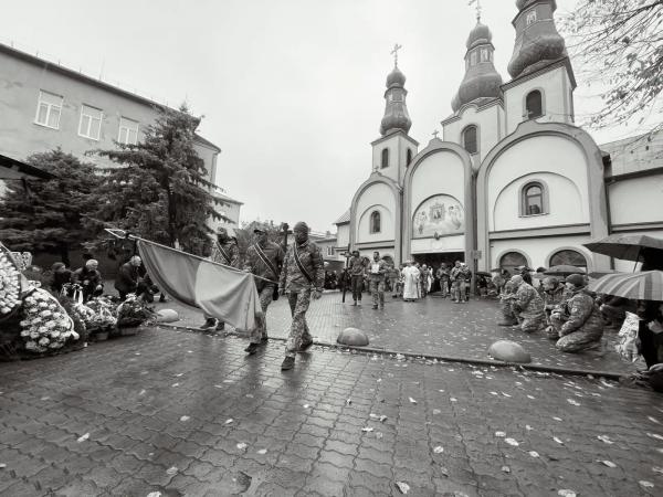  У Мукачеві попрощалися з полеглим Захисником України Павлом Петахом 