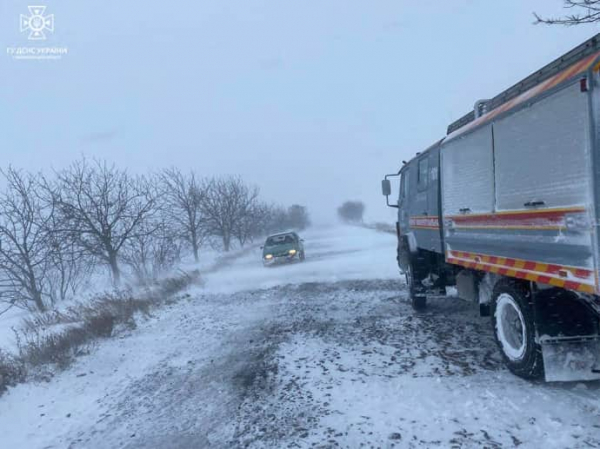 Снігопади в Україні: у 10 областях знеструмлення, рятувальники визволяють авто з заметених доріг (ФОТО)