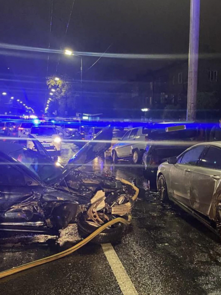 
В Киеве нетрезвый водитель BMW врезался в пять припаркованных авто, началась драка – фото 