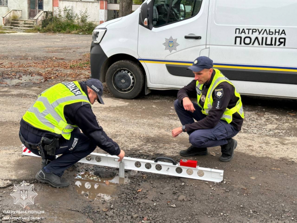 Патрульні знову міряли ями на дорогах Закарпаття (ФОТО)