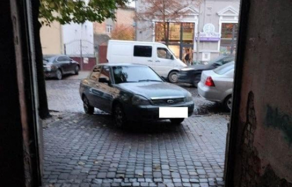 В Мукачеві покарали водія, який заблокував проїзд у центральній частині міста