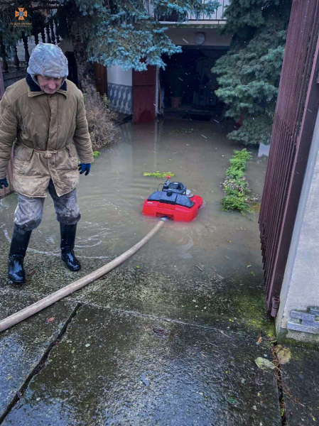  Підтоплені домогосподарства, обмежено рух, зсув ґрунту: наслідків негоди на Закарпатті 