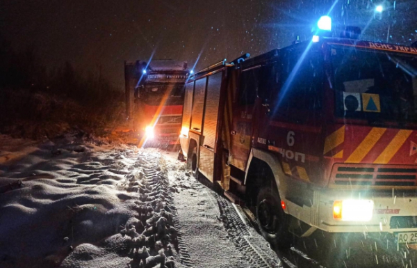 На Закарпатті бійці ДСНС рятують водіїв через сильні снігопади на дорогах (ФОТО)