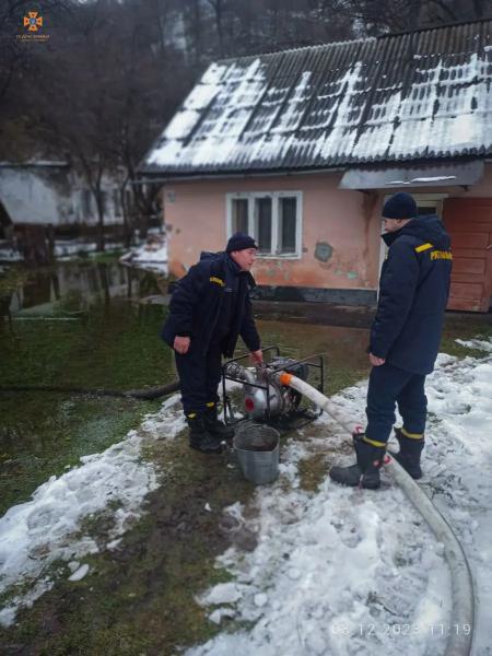  Підтоплені домогосподарства, обмежено рух, зсув ґрунту: наслідків негоди на Закарпатті 