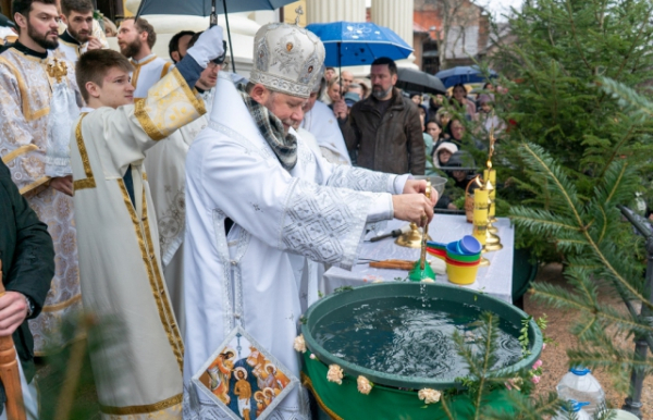 Закарпаття святкує Водохреща: В Ужгороді воду освячували владика Врасонофій та владика Ніл (ФОТО)