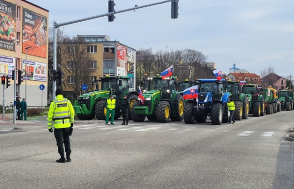 Найбільша акція протесту: фермери паралізували транспорт по всій Словаччини, вимог більшає (ФОТО)