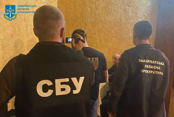  $1400 хабаря за безперешкодне вивезення з України валютних цінностей: на Закарпатті затримали інспектора митного поста 